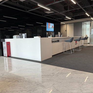 极简纯白色工作台