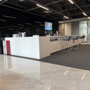 极简纯白色工作台