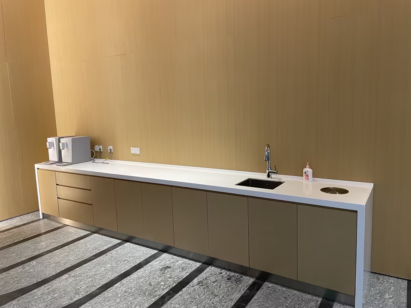 TP-LINK大厦公共休息室茶水柜台